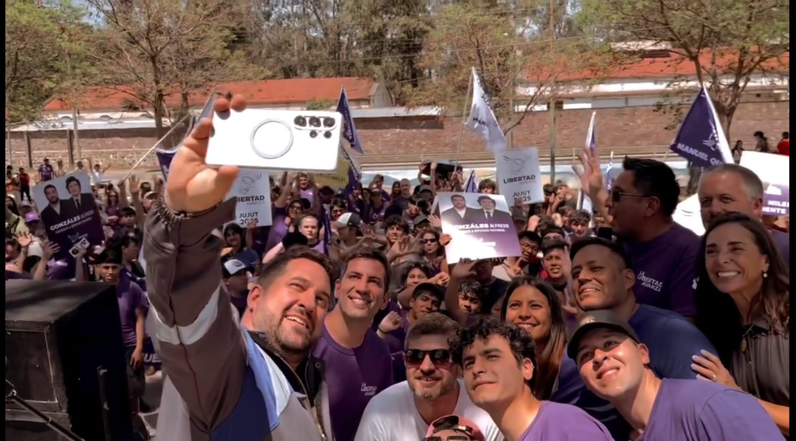 Referentes y militantes de La Libertad Avanza viajaron para acompañar al presidente en la presentación de su nuevo libro