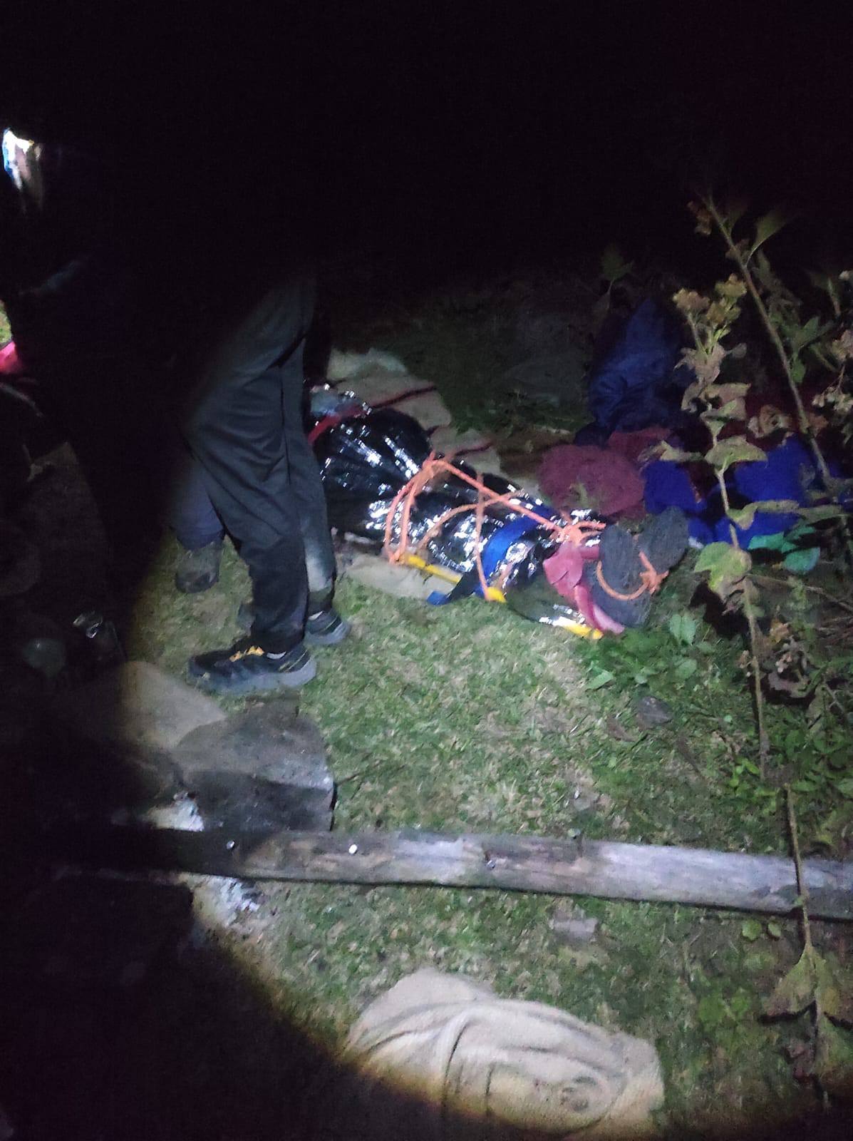 Un anciano se desbarrancó 35 metros, camino al Chañi. Se desplegó un gran operativo para salvarlo