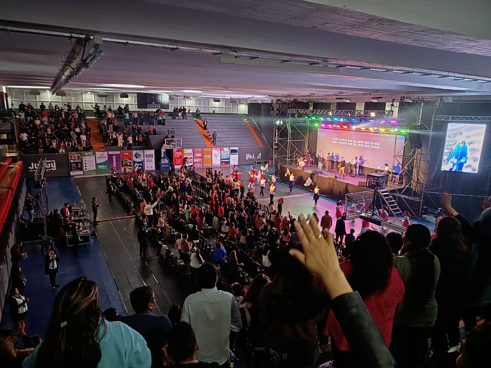 La primera noche del Congreso Cristiano Internacional reunió a cientos de cristianos en el Estadio Federación en Jujuy